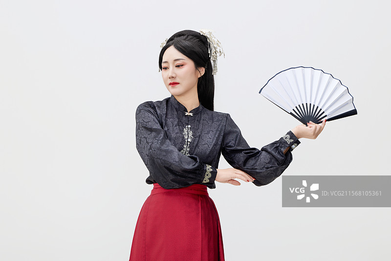 黑色背景下穿著中國明制漢服的中國女性圖片素材