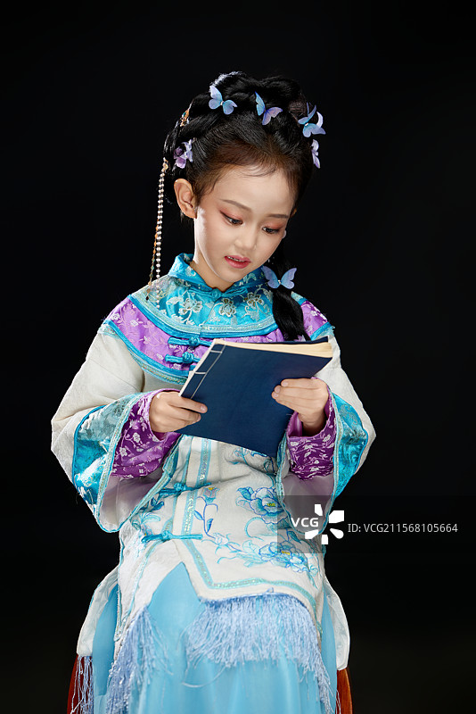 黑色背景下穿著中國明制漢服的中國女童圖片素材