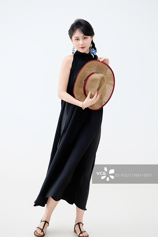 影棚拍攝穿著黑色連體裙的夏日出行美女圖片素材