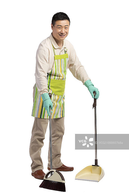 中年居家男人拿着清洁工具图片素材