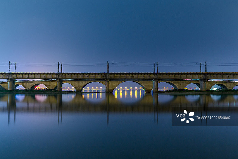 夜晚的铁路高架桥图片素材