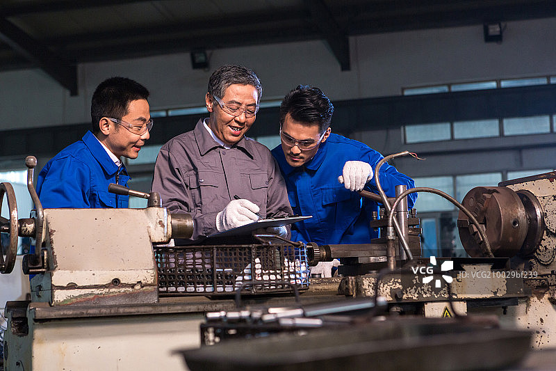 车间工人在工作图片素材