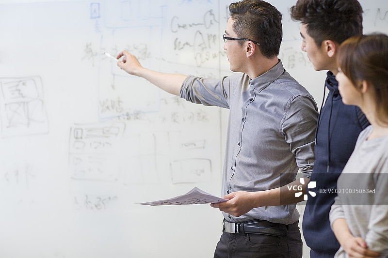 商务人士在会议室研究讨论图片素材