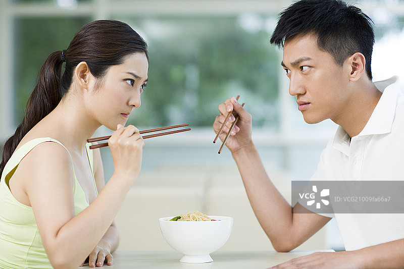 情侣在餐厅吃面图片素材