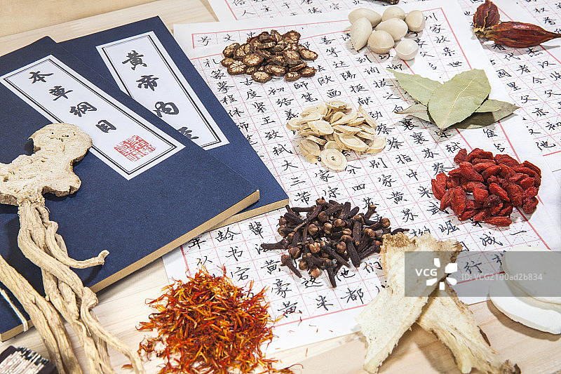 放在桌子上的食材与药品图片素材