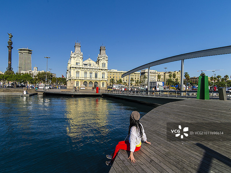 巴塞罗那港口和女孩图片素材