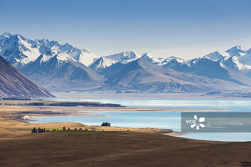 雪山环湖图片素材