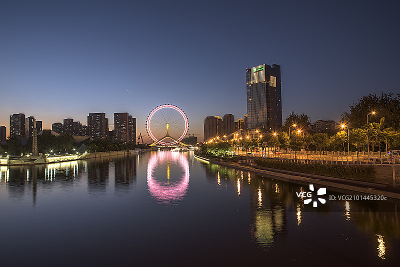 傍晚的天津之眼摩天轮图片素材