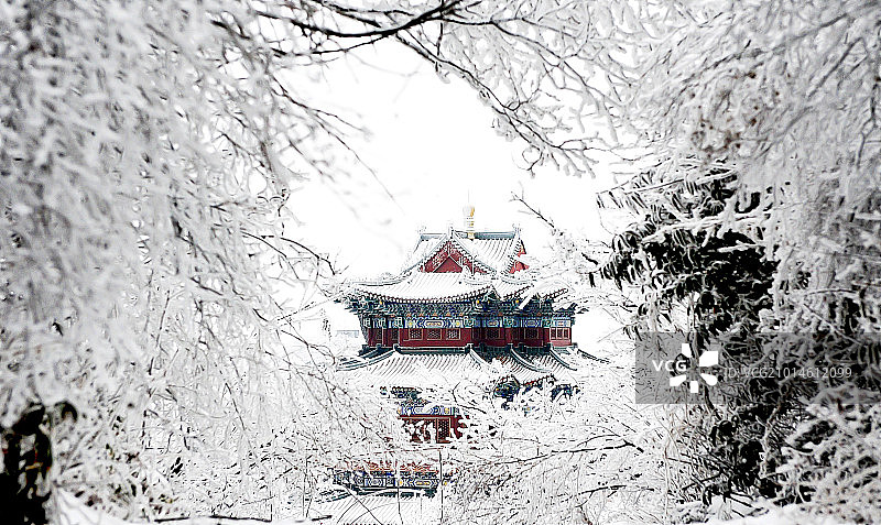 覆盖着白雪的古典建筑图片素材