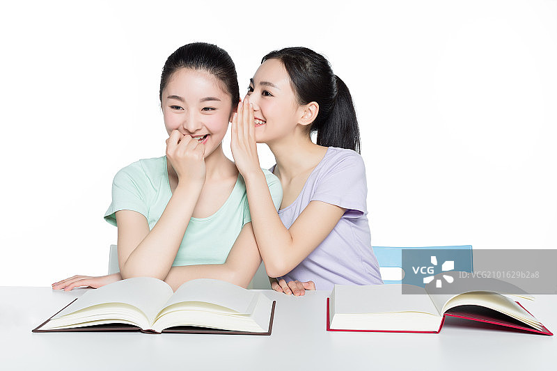 两个少女窃窃私语图片素材