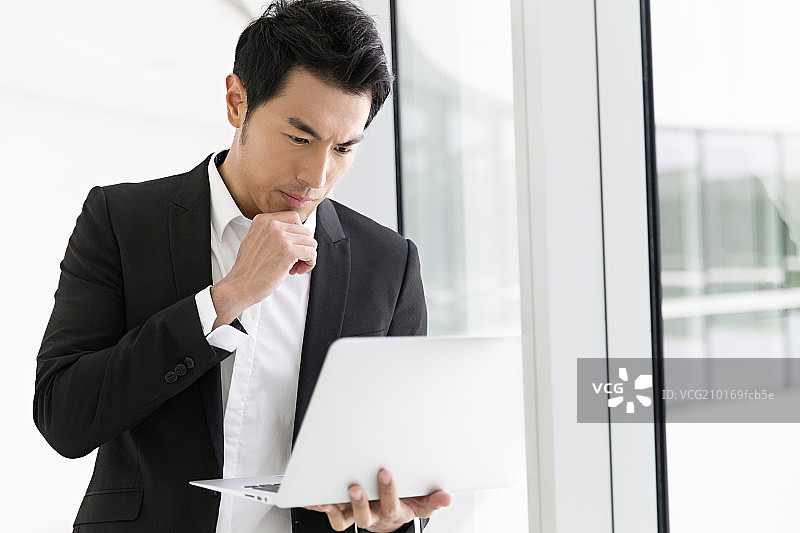 商务男士使用电脑图片素材