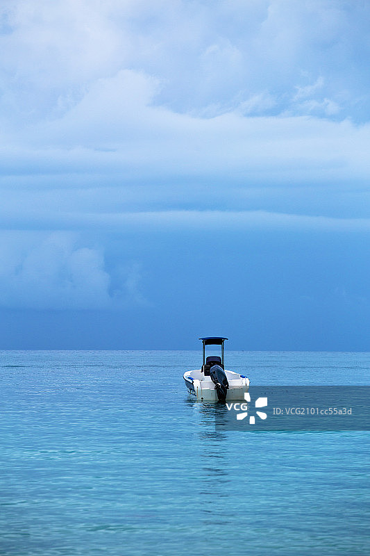 海洋上单个游艇图片素材