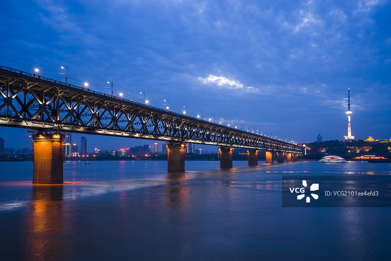 武汉长江大桥夜景图片素材