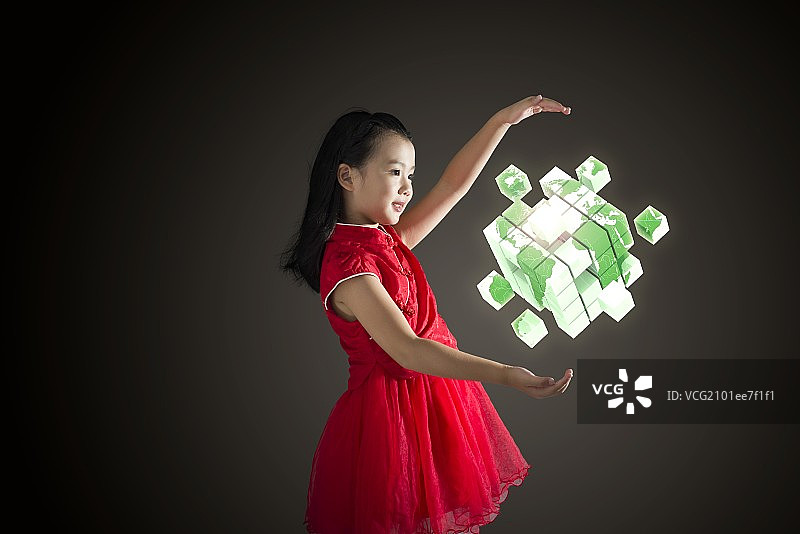 双手变出地球魔方的小女孩图片素材