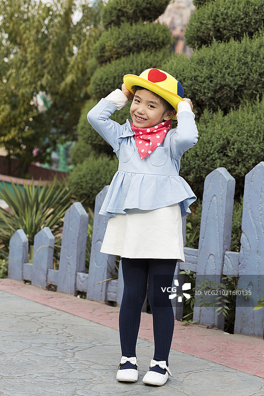 小女孩在公园玩图片素材