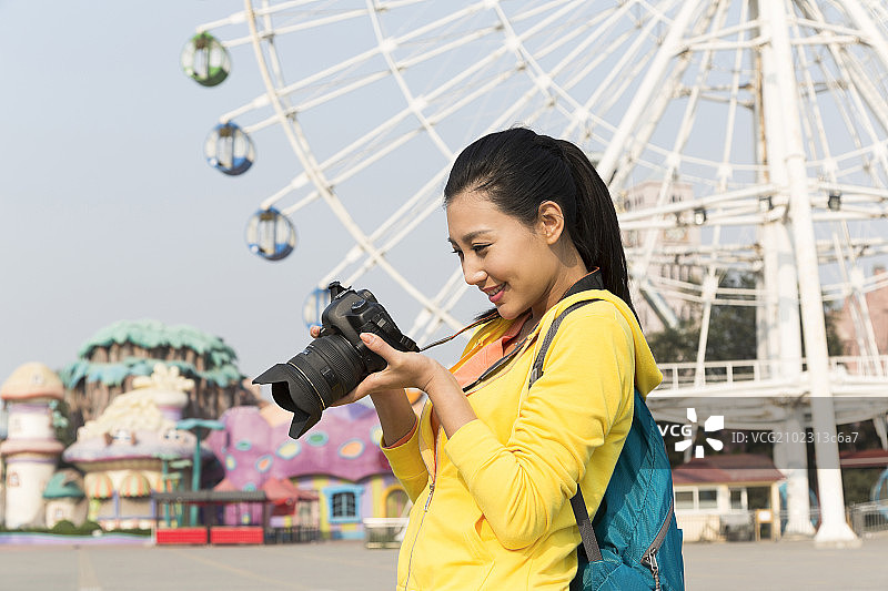 年轻女人在游乐园摄影图片素材