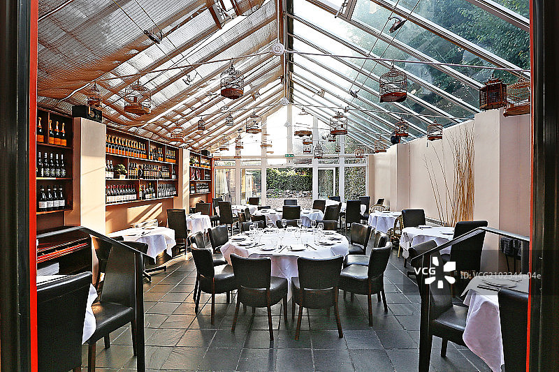 摆放整齐的餐桌餐椅图片素材