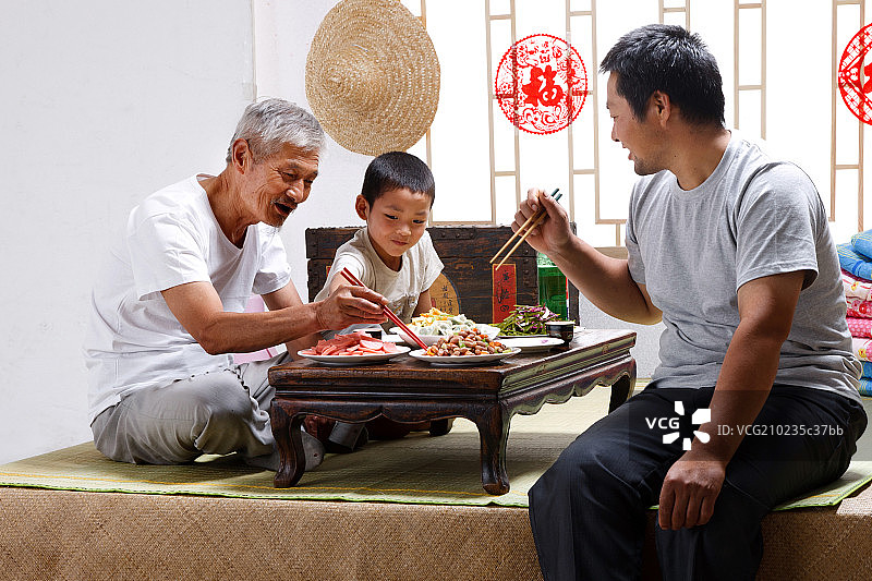 农民祖孙三代坐在家中吃饭图片素材