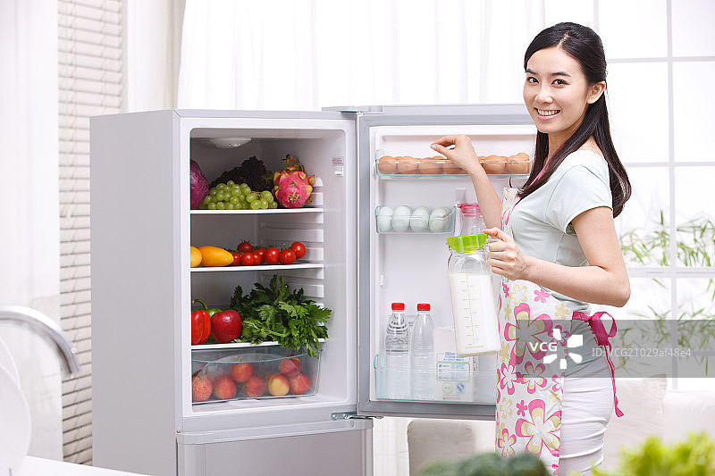 一个年轻女人在厨房做饭图片素材