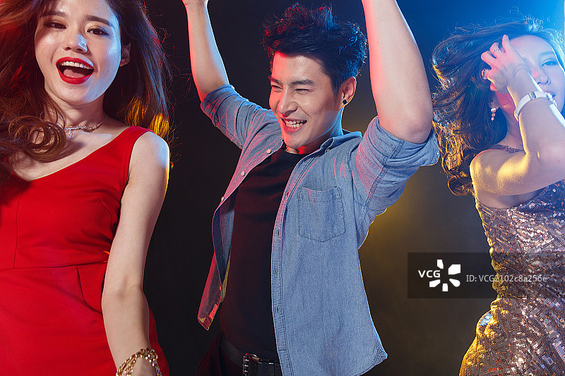 青年男女在舞厅跳舞图片素材