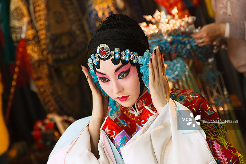 女京剧表演者在整理头饰图片素材
