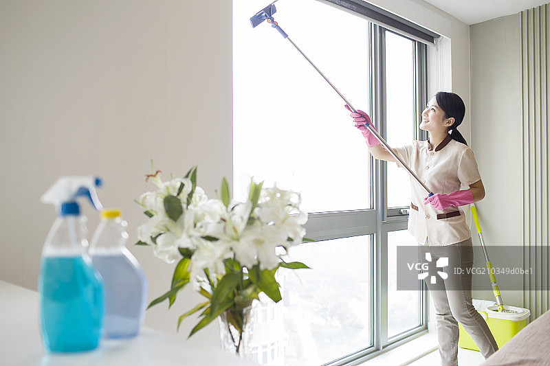 家政服务擦玻璃图片素材