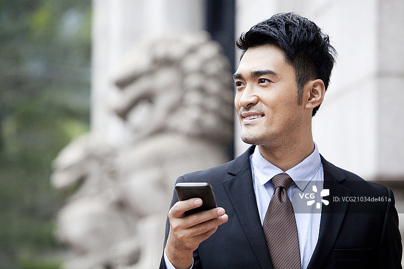 开心商务男士和智能手机图片素材