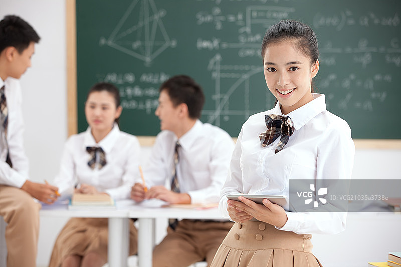 午休时间的中学生在教室里图片素材