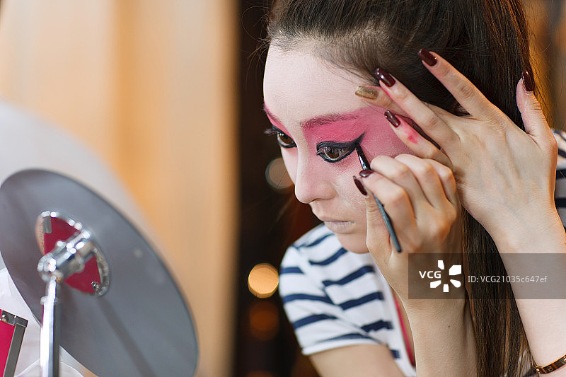 正在化妆的年轻表演者图片素材