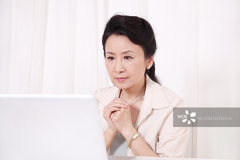 办公桌前的中老年女士图片素材