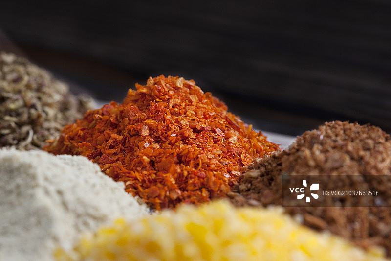 放在桌子上的大量食材 佐料图片素材