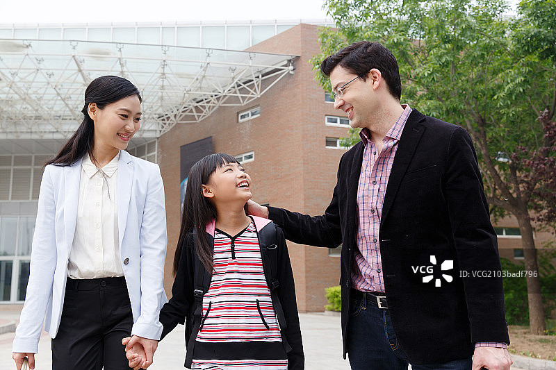 三口之家在校园里图片素材