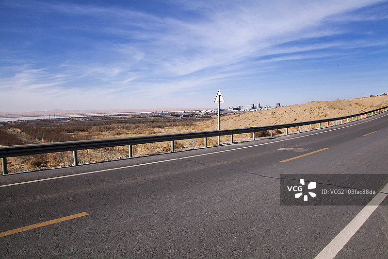 内蒙古阿拉善沙漠国家地质公园的公路图片素材