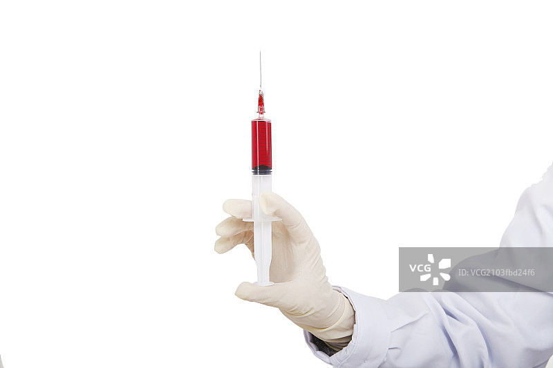 东方年轻女医生拿着注射器图片素材
