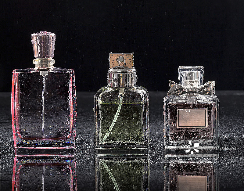 放在黑色背景下的香水图片素材