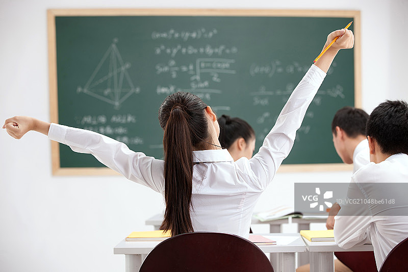 中学生在教室里上课图片素材