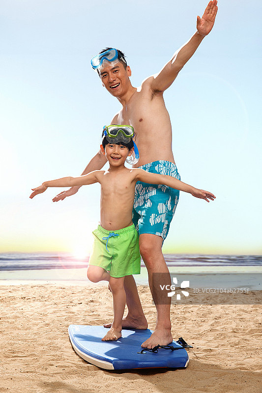 快乐父子在海边玩耍图片素材