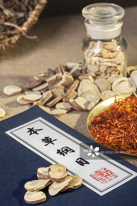 放在桌子上的食材与药品图片素材