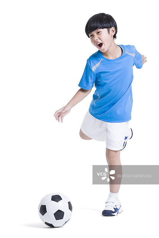 小男孩踢足球图片素材
