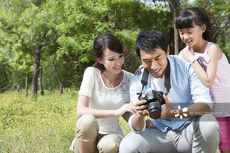 快乐的一家人和相机图片素材
