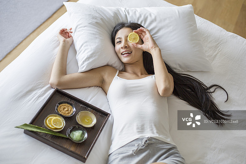 年轻女子和天然面膜图片素材