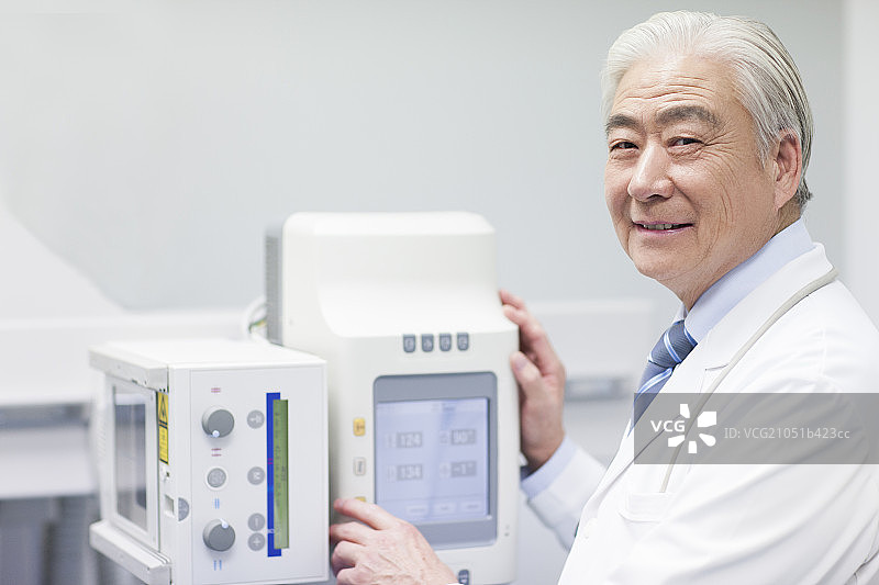 医生与核磁共振扫描仪图片素材