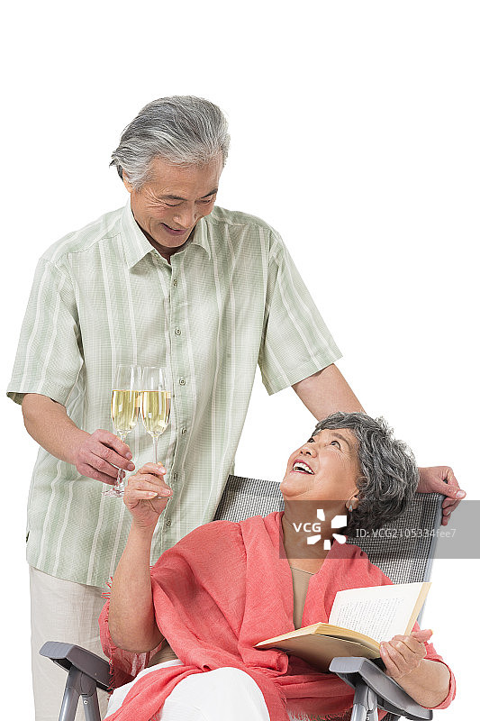 快乐的老年夫妇坐在沙滩椅上图片素材