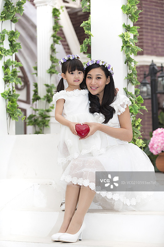 幸福的母女头戴花环图片素材