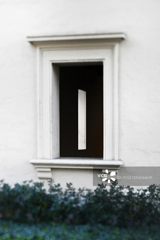 Exterior Window on White Building图片素材