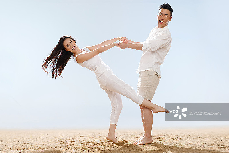 海边的浪漫情侣图片素材