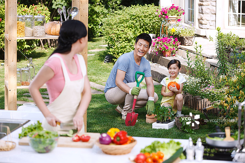 三口之家在户外厨房图片素材