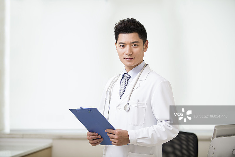 年轻的男医生肖像图片素材