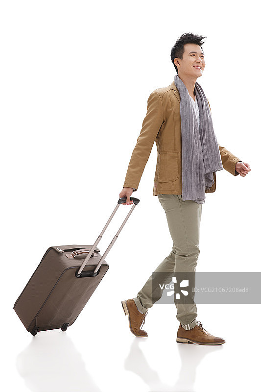 青年男人拉着行李箱出游图片素材