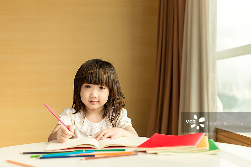 在家里画画的小女孩图片素材